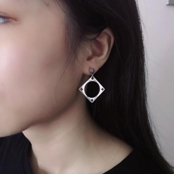 replica,repliche,fake,1:1,earrings,bracelet,ring,jewelry Orecchini quadrati con fiori e cuori incrociati cromati