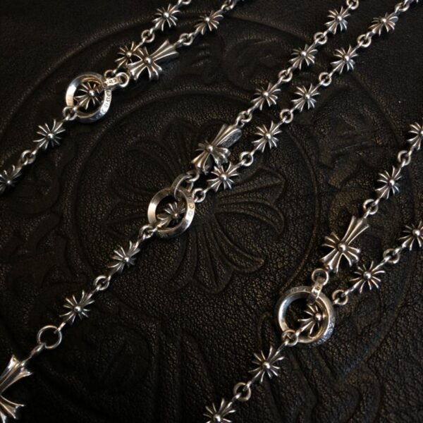 replica,repliche,fake,1:1,earrings,bracelet,ring,jewelry Collana con pannello alternato con cuori cromati