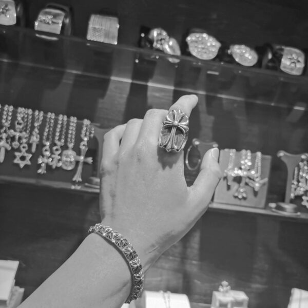 replica,repliche,fake,1:1,earrings,bracelet,ring,jewelry [Controqualità] Anello da uomo con anello monumentale a croce con cuori cromati