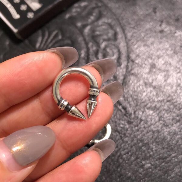 replica,repliche,fake,1:1,earrings,bracelet,ring,jewelry Orecchini a bottone Lude con cuori cromati e doppio proiettile