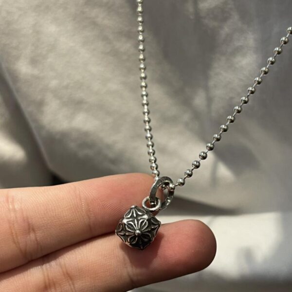replica,repliche,fake,1:1,earrings,bracelet,ring,jewelry Collana con dadi a croce quadrata con sei cuori cromati