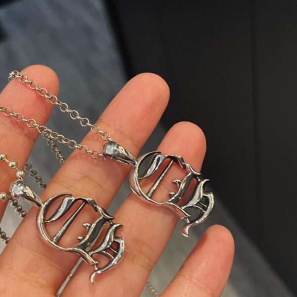 replica,repliche,fake,1:1,earrings,bracelet,ring,jewelry Collana con lettera vuota CH con cuori cromati