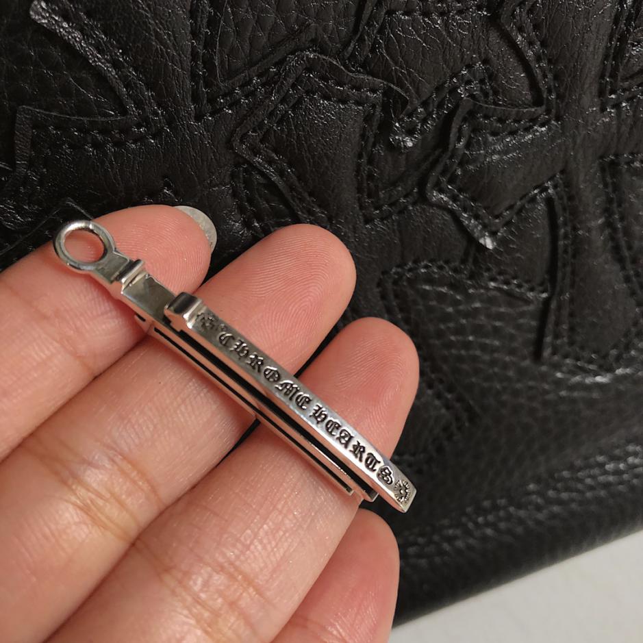 replica,repliche,fake,1:1,earrings,bracelet,ring,jewelry Collana con nappa a tripla croce con cuori cromati replica,repliche,fake,1:1,earrings,bracelet,ring,jewelry Collana con nappa a tripla croce con cuori cromati