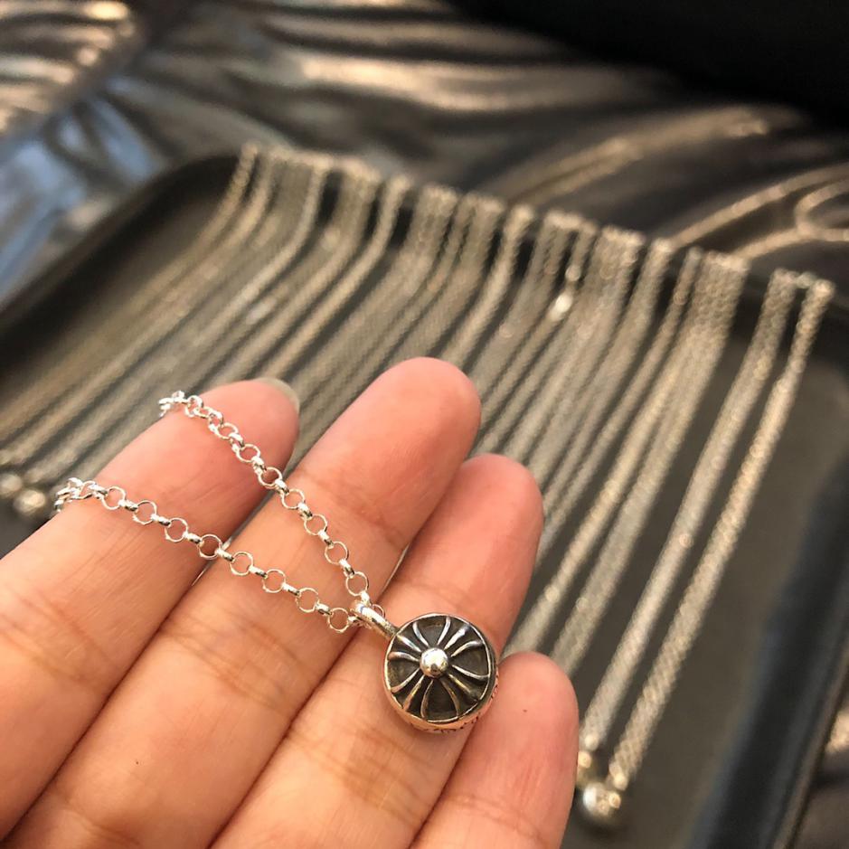 replica,repliche,fake,1:1,earrings,bracelet,ring,jewelry Collana con sfere incrociate con cuori cromati replica,repliche,fake,1:1,earrings,bracelet,ring,jewelry Collana con sfere incrociate con cuori cromati