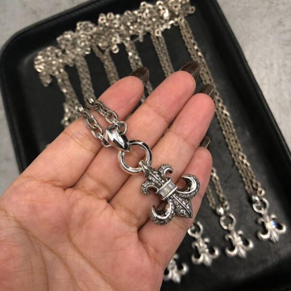 replica,repliche,fake,1:1,earrings,bracelet,ring,jewelry Fiore Scout classico con cuori cromati e diamanti