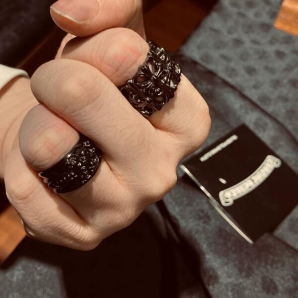 replica,repliche,fake,1:1,earrings,bracelet,ring,jewelry Anello grave rotondo in argento nero con cuori cromati