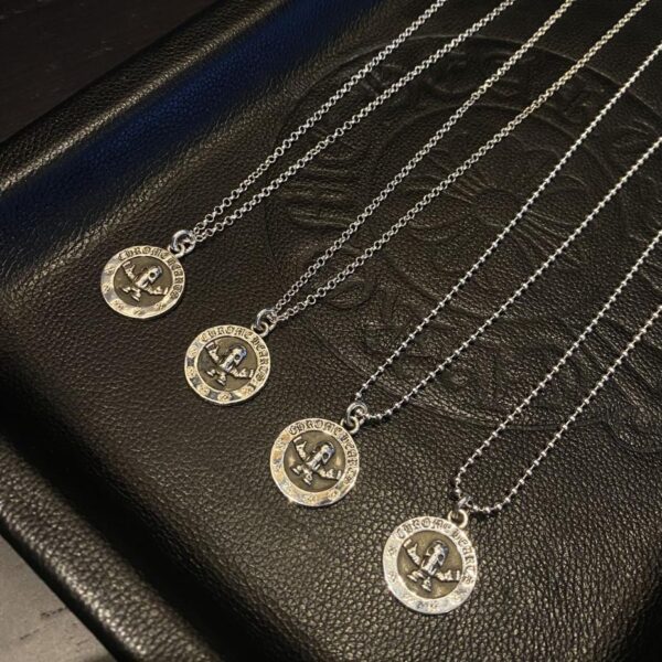 replica,repliche,fake,1:1,earrings,bracelet,ring,jewelry Collana con medaglione Chrome Hearts Foti