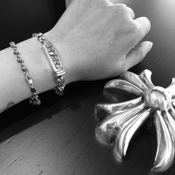 replica,repliche,fake,1:1,earrings,bracelet,ring,jewelry Mini bracciale con linguetta Rolling Stone con cuori cromati