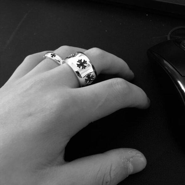 replica,repliche,fake,1:1,earrings,bracelet,ring,jewelry Anello a fiore croce concavo largo Chrome Hearts