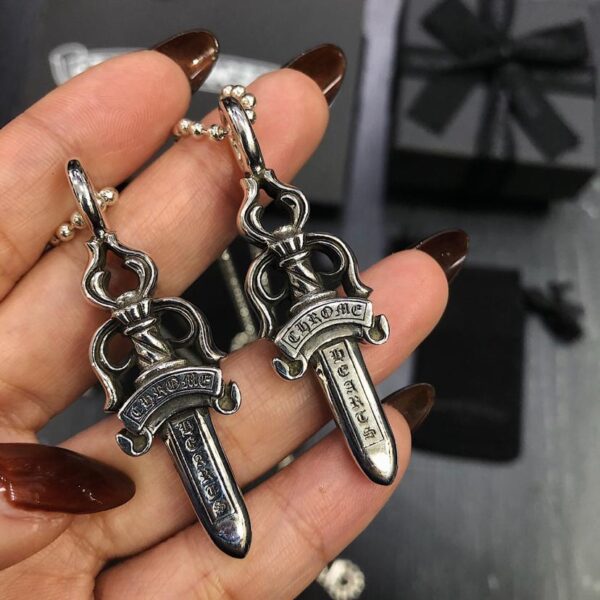 replica,repliche,fake,1:1,earrings,bracelet,ring,jewelry Collana con piccola spada con cuori cromati