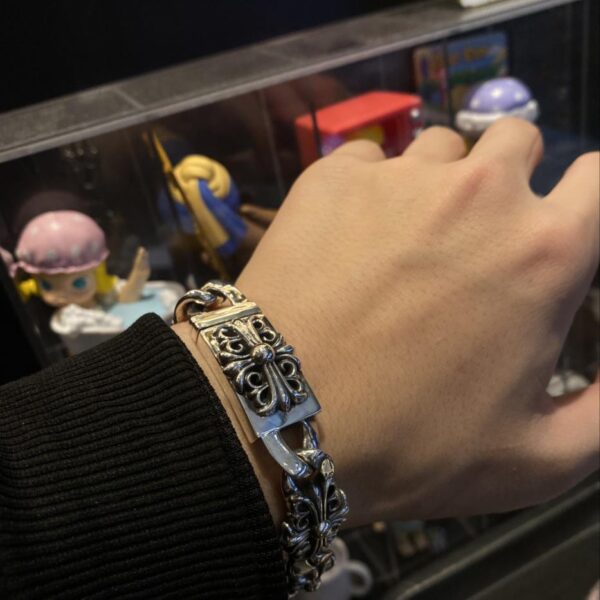 Bracciale grande custode di fiori con croce di cuori cromati