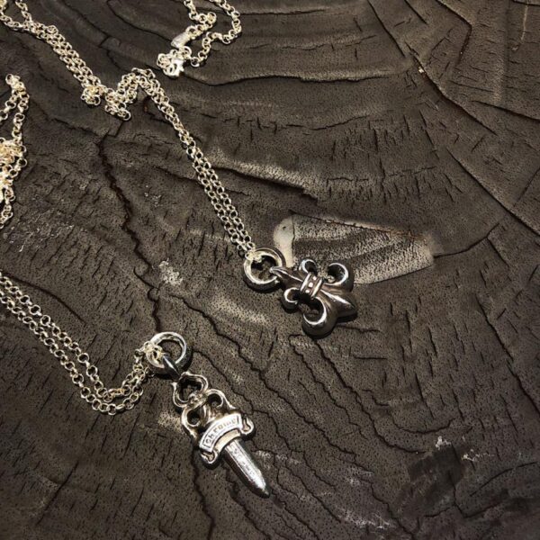 replica,repliche,fake,1:1,earrings,bracelet,ring,jewelry Collana con fiore/spada, anello con lettera e cuori cromati