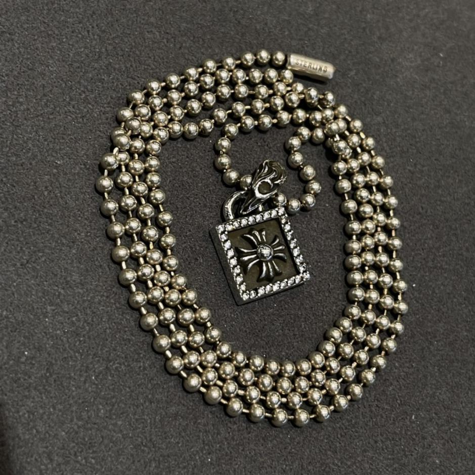 replica,repliche,fake,1:1,earrings,bracelet,ring,jewelry Collana quadrata piccola con fiore incrociato impreziosito da cuori cromati replica,repliche,fake,1:1,earrings,bracelet,ring,jewelry Collana quadrata piccola con fiore incrociato impreziosito da cuori cromati