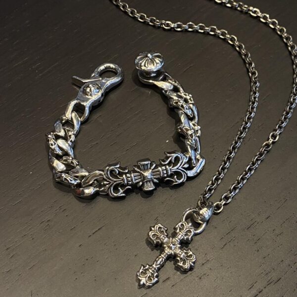 replica,repliche,fake,1:1,earrings,bracelet,ring,jewelry Bracciale grande con totem di fiamma e cuori cromati
