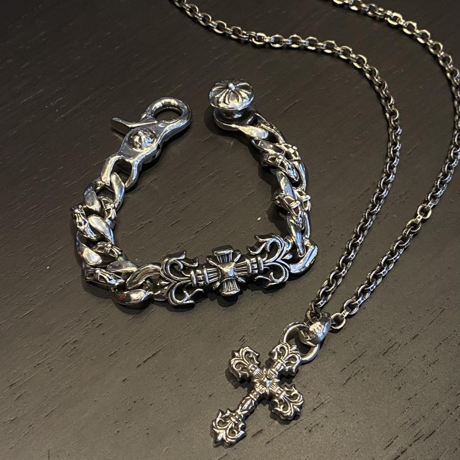 replica,repliche,fake,1:1,earrings,bracelet,ring,jewelry Bracciale grande con totem di fiamma e cuori cromati replica,repliche,fake,1:1,earrings,bracelet,ring,jewelry Bracciale grande con totem di fiamma e cuori cromati