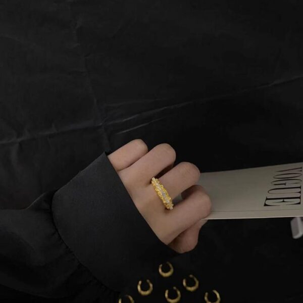 replica,repliche,fake,1:1,earrings,bracelet,ring,jewelry Anello con fiore croce in pietra placcato oro Chrome Hearts 22k