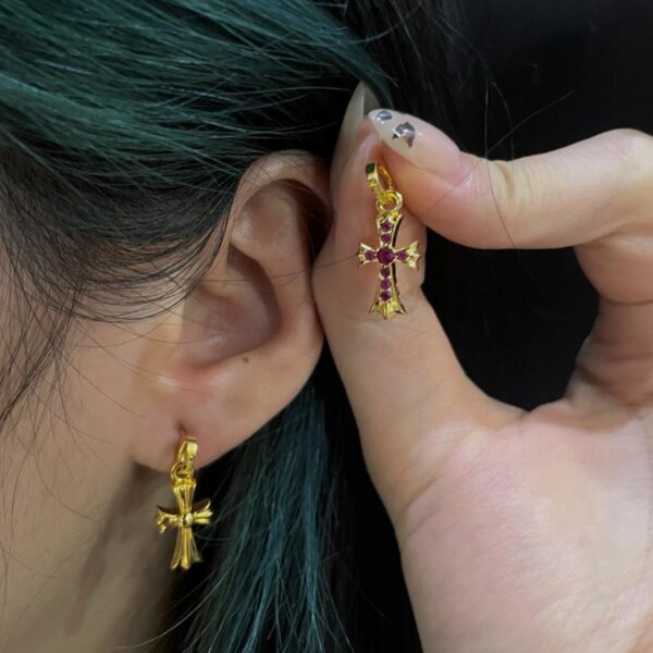 Orecchini a bottone con diamanti rossi e croce placcata oro Chrome Hearts