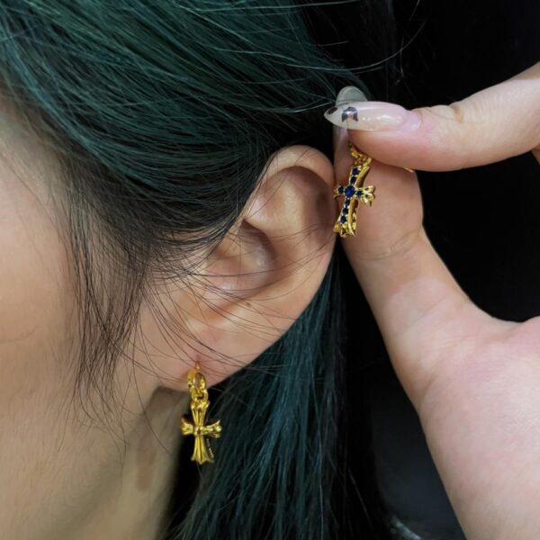 Orecchini a bottone con diamanti blu e croce placcata oro Chrome Hearts