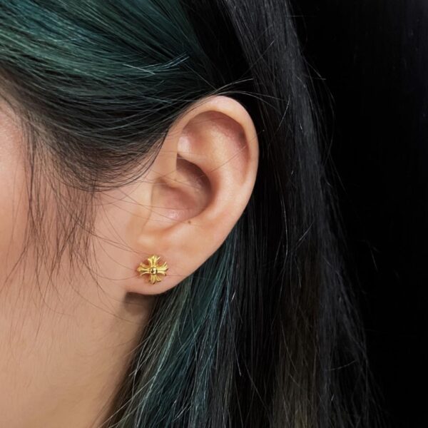 Orecchini a forma di croce piccola placcata oro Chrome Hearts