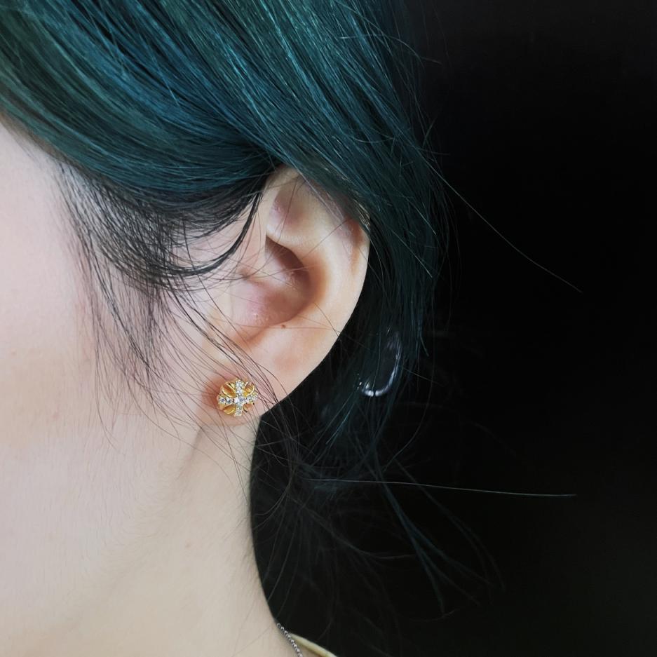 replica,repliche,fake,1:1,earrings,bracelet,ring,jewelry Orecchini a bottone con fiore e croce di diamanti placcati in oro con cuori cromati replica,repliche,fake,1:1,earrings,bracelet,ring,jewelry Orecchini a bottone con fiore e croce di diamanti placcati in oro con cuori cromati