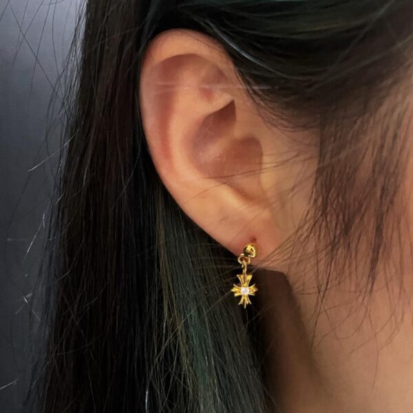 replica,repliche,fake,1:1,earrings,bracelet,ring,jewelry Orecchini a bottone con fiore a croce singola in pietra placcata oro con cuori cromati