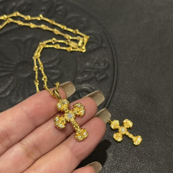 replica,repliche,fake,1:1,earrings,bracelet,ring,jewelry Collana con mini croce di fiamma in pietra placcata oro con cuori cromati