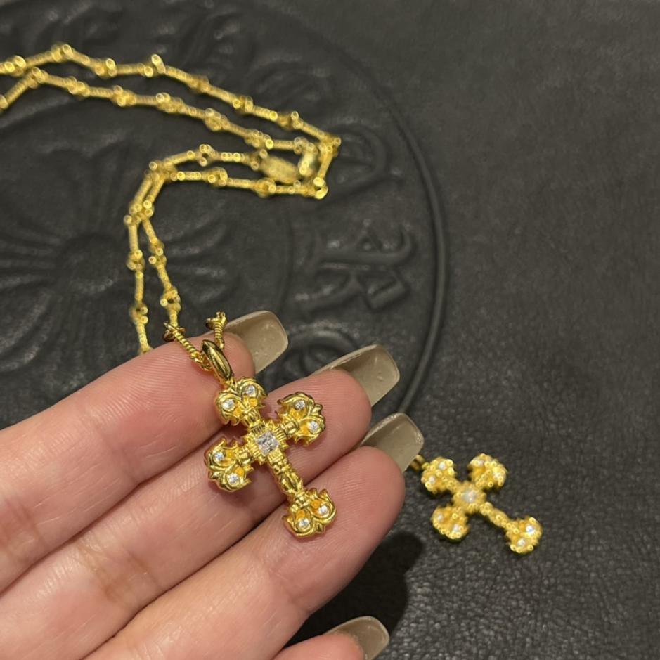 replica,repliche,fake,1:1,earrings,bracelet,ring,jewelry Collana con mini croce di fiamma in pietra placcata oro con cuori cromati replica,repliche,fake,1:1,earrings,bracelet,ring,jewelry Collana con mini croce di fiamma in pietra placcata oro con cuori cromati