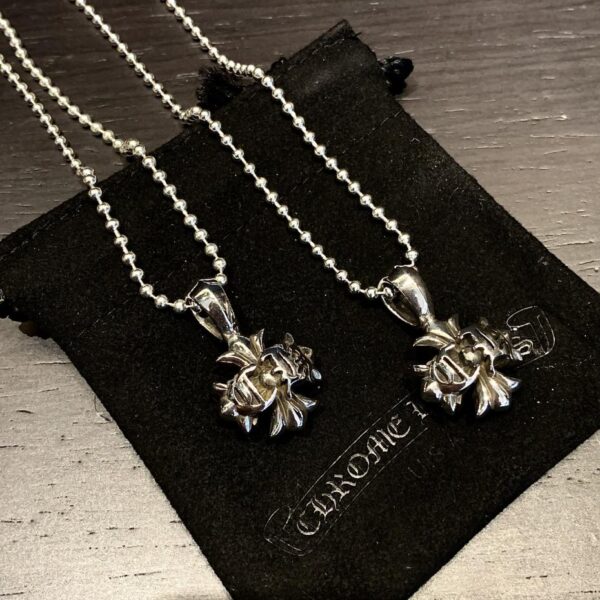 replica,repliche,fake,1:1,earrings,bracelet,ring,jewelry Collana con croce CH con cuori cromati