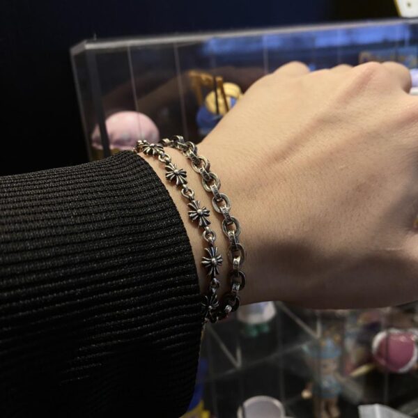 replica,repliche,fake,1:1,earrings,bracelet,ring,jewelry Bracciale con lettera CH con cuori cromati