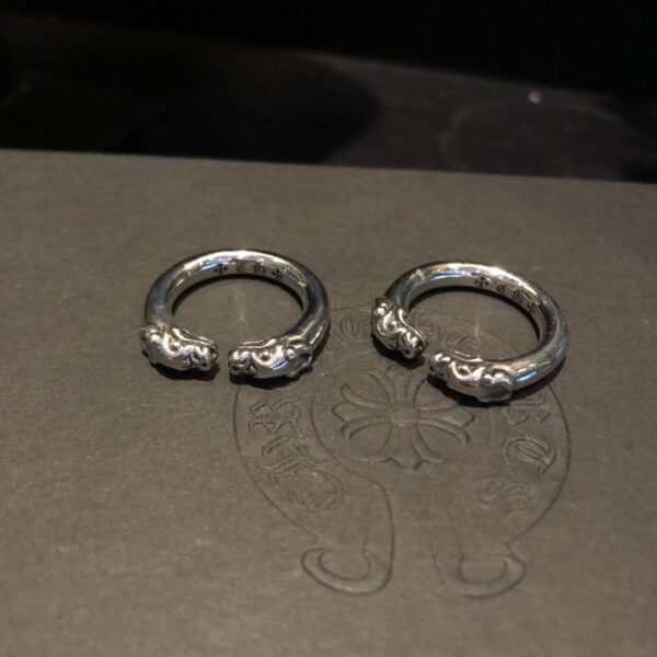 replica,repliche,fake,1:1,earrings,bracelet,ring,jewelry Anello testa di cane con doppia testa di drago e cuori cromati