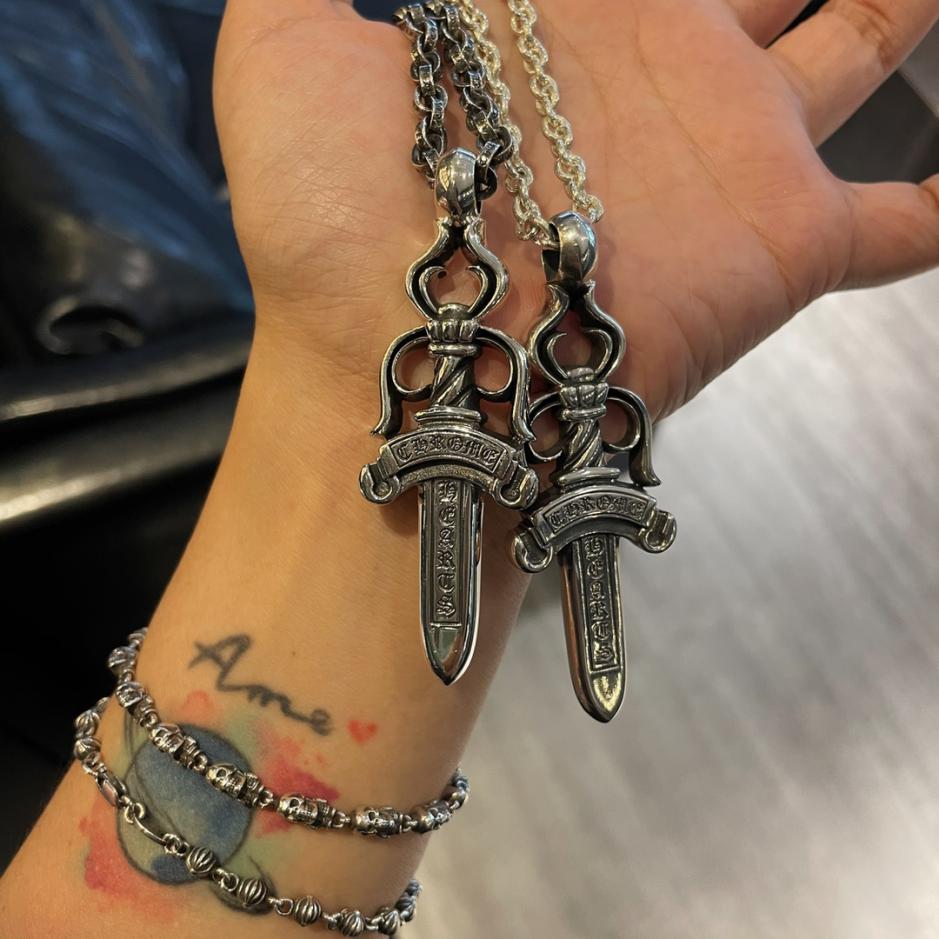 replica,repliche,fake,1:1,earrings,bracelet,ring,jewelry Collana con grande spada con cuori cromati replica,repliche,fake,1:1,earrings,bracelet,ring,jewelry Collana con grande spada con cuori cromati