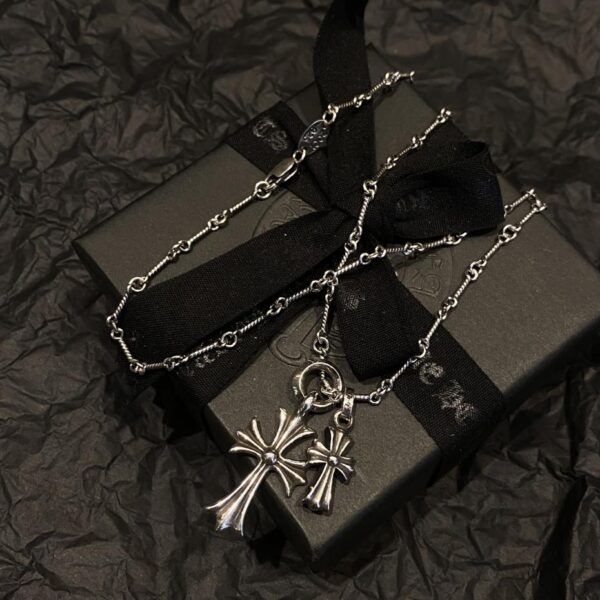 replica,repliche,fake,1:1,earrings,bracelet,ring,jewelry Collana con croce a forma di anello con lettera a cuori cromati