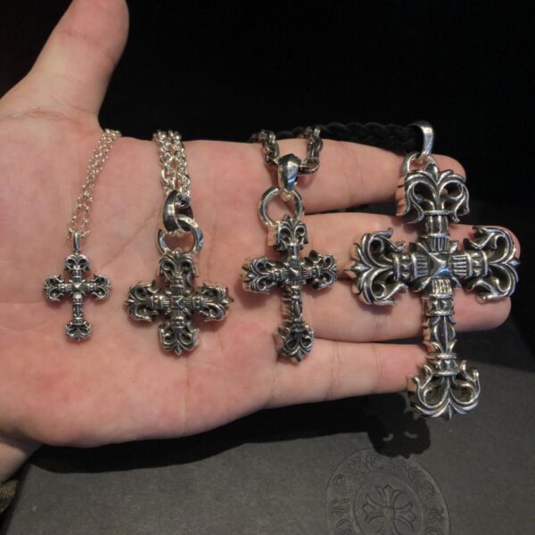 replica,repliche,fake,1:1,earrings,bracelet,ring,jewelry Serie di collane con croce di fiamma e cuori cromati