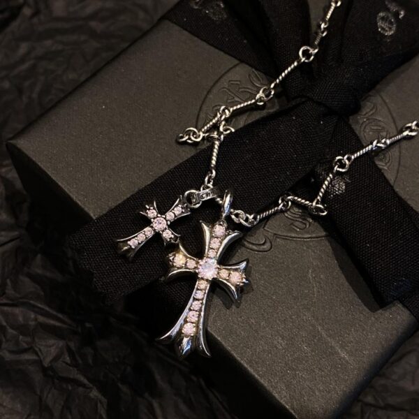 replica,repliche,fake,1:1,earrings,bracelet,ring,jewelry Collana con croce di diamanti rosa e cuori cromati