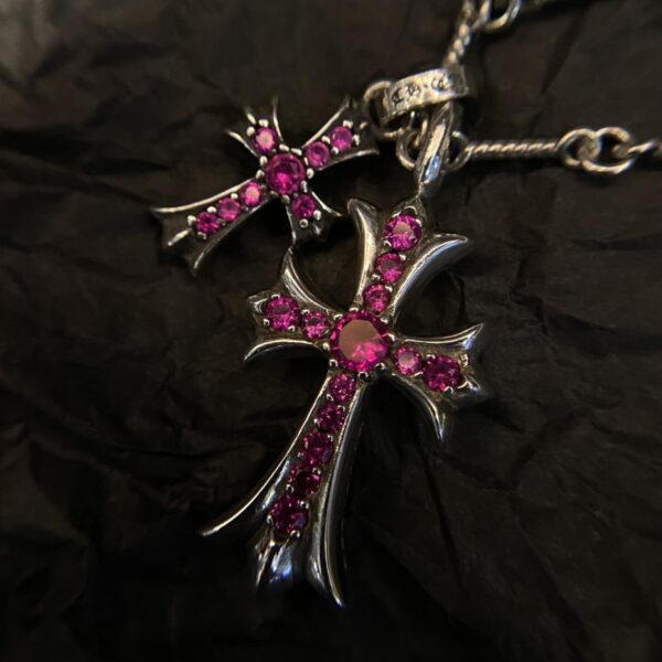 replica,repliche,fake,1:1,earrings,bracelet,ring,jewelry Collana con croce di diamanti rossi e cuori cromati