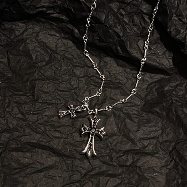 replica,repliche,fake,1:1,earrings,bracelet,ring,jewelry Collana con croce di diamanti neri e cuori cromati
