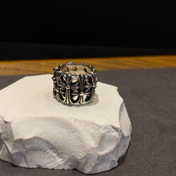 replica,repliche,fake,1:1,earrings,bracelet,ring,jewelry Anello funerario rotondo con cuori cromati