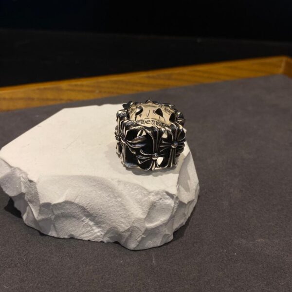 replica,repliche,fake,1:1,earrings,bracelet,ring,jewelry Anello tombale quadrato con cuori cromati