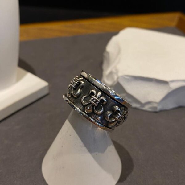 replica,repliche,fake,1:1,earrings,bracelet,ring,jewelry Anello rotante con fiore scout con cuori cromati