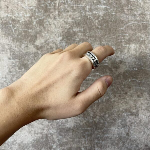 replica,repliche,fake,1:1,earrings,bracelet,ring,jewelry Anello rotante arabesco con cuori cromati