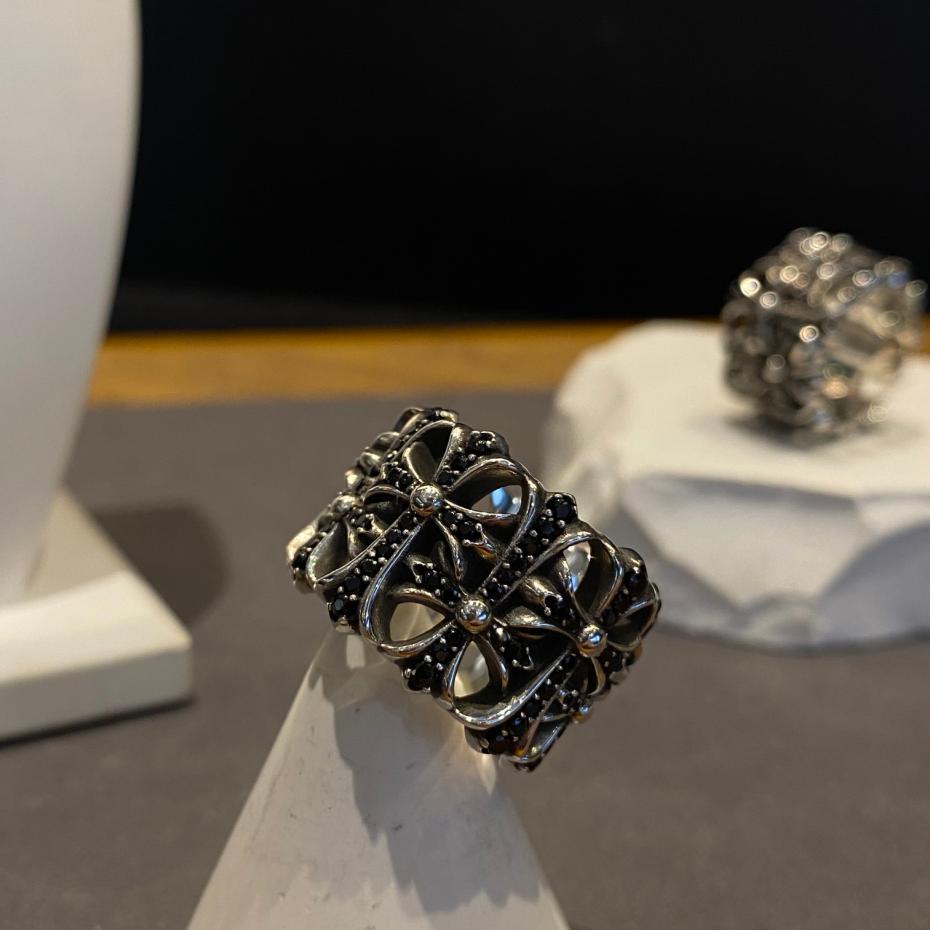 replica,repliche,fake,1:1,earrings,bracelet,ring,jewelry Anello funerario rotondo con diamanti neri e cuori cromati replica,repliche,fake,1:1,earrings,bracelet,ring,jewelry Anello funerario rotondo con diamanti neri e cuori cromati