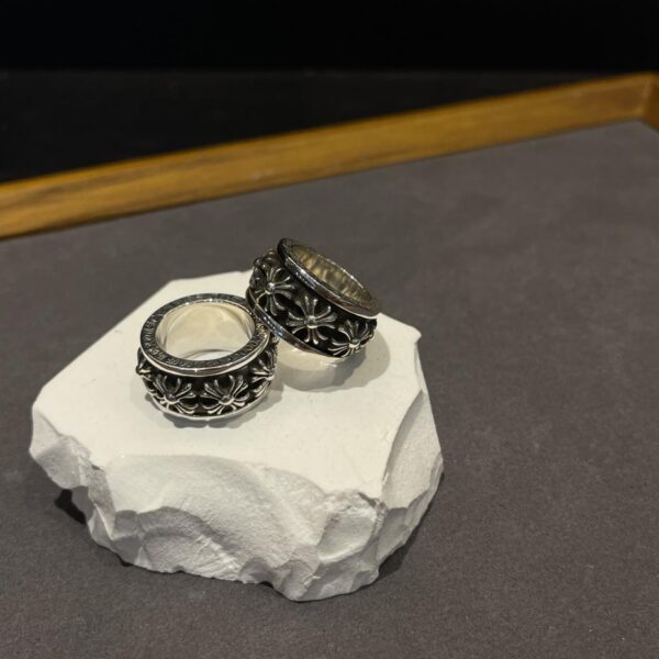 replica,repliche,fake,1:1,earrings,bracelet,ring,jewelry Anello rotante con fiore incrociato e cuori cromati