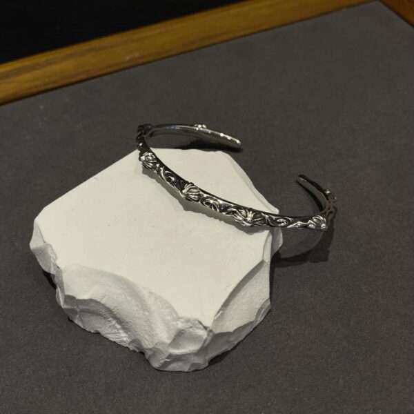 replica,repliche,fake,1:1,earrings,bracelet,ring,jewelry Bracciale con vite a forma di fiore e croce con cuori cromati