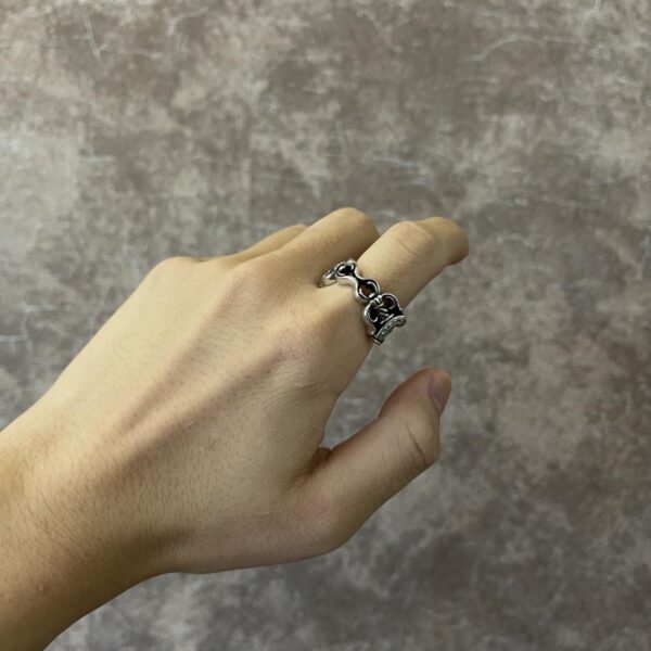 replica,repliche,fake,1:1,earrings,bracelet,ring,jewelry Anello aperto con doppia spada con cuori cromati