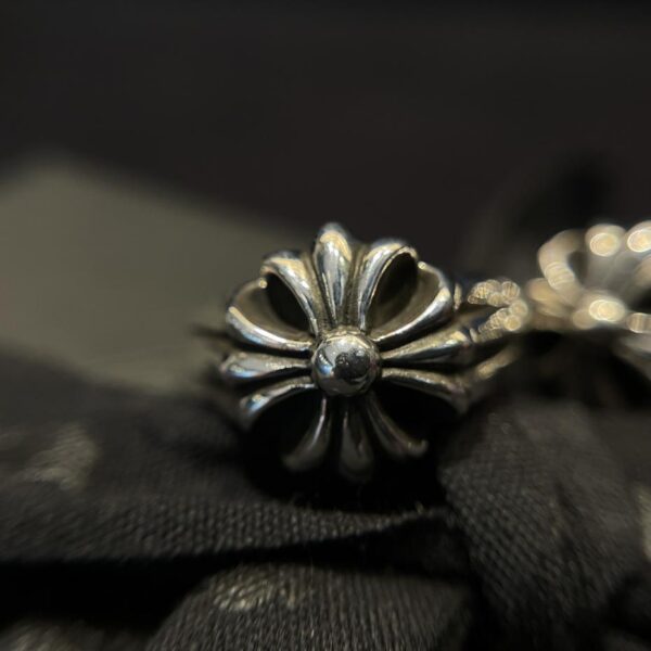 replica,repliche,fake,1:1,earrings,bracelet,ring,jewelry Anello con fiore a croce grande con cuori cromati