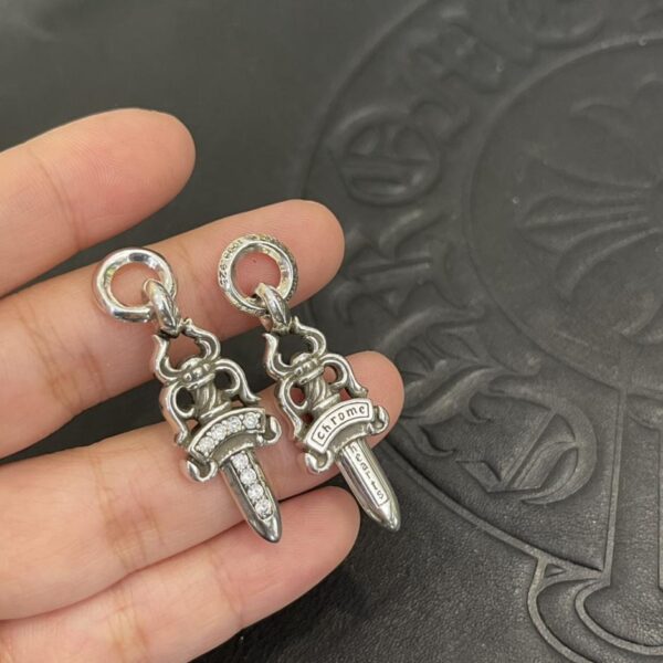 Anello in pietra con cuori cromati e piccola spada
