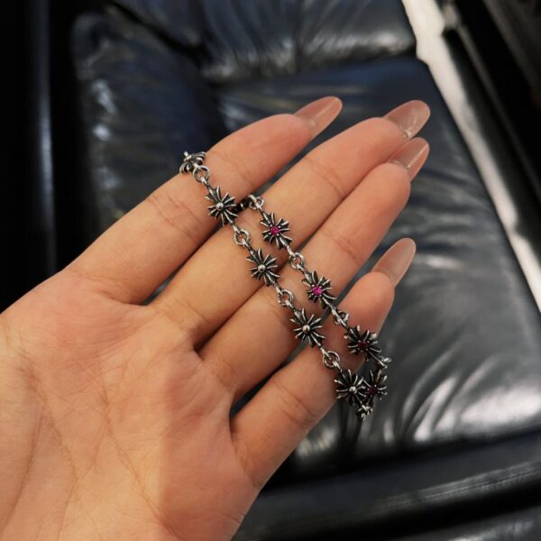 Bracciale con croce di diamanti rossi e cuori cromati