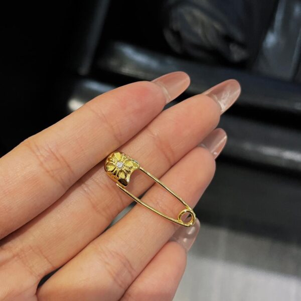 replica,repliche,fake,1:1,earrings,bracelet,ring,jewelry Spilla con diamanti placcati oro Chrome Hearts