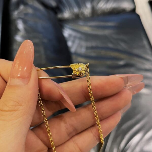 replica,repliche,fake,1:1,earrings,bracelet,ring,jewelry Collana con spilla di diamanti placcati oro Chrome Hearts