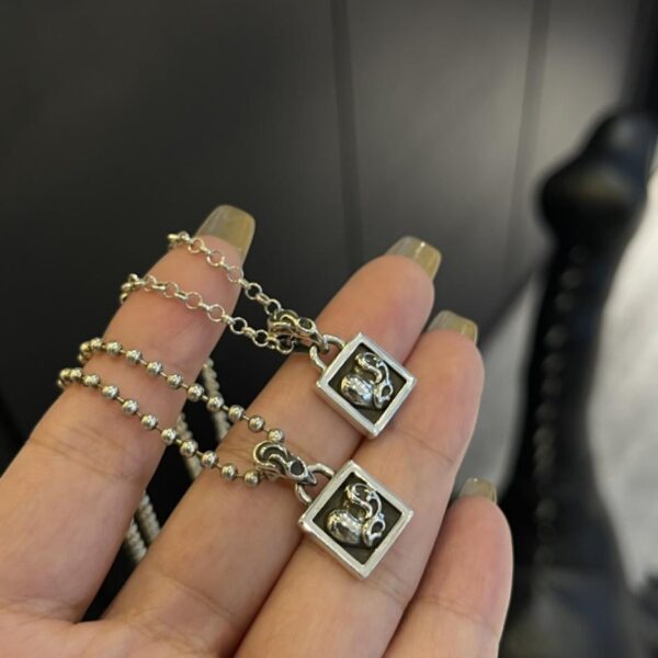 Collana quadrata piccola con cuori cromati